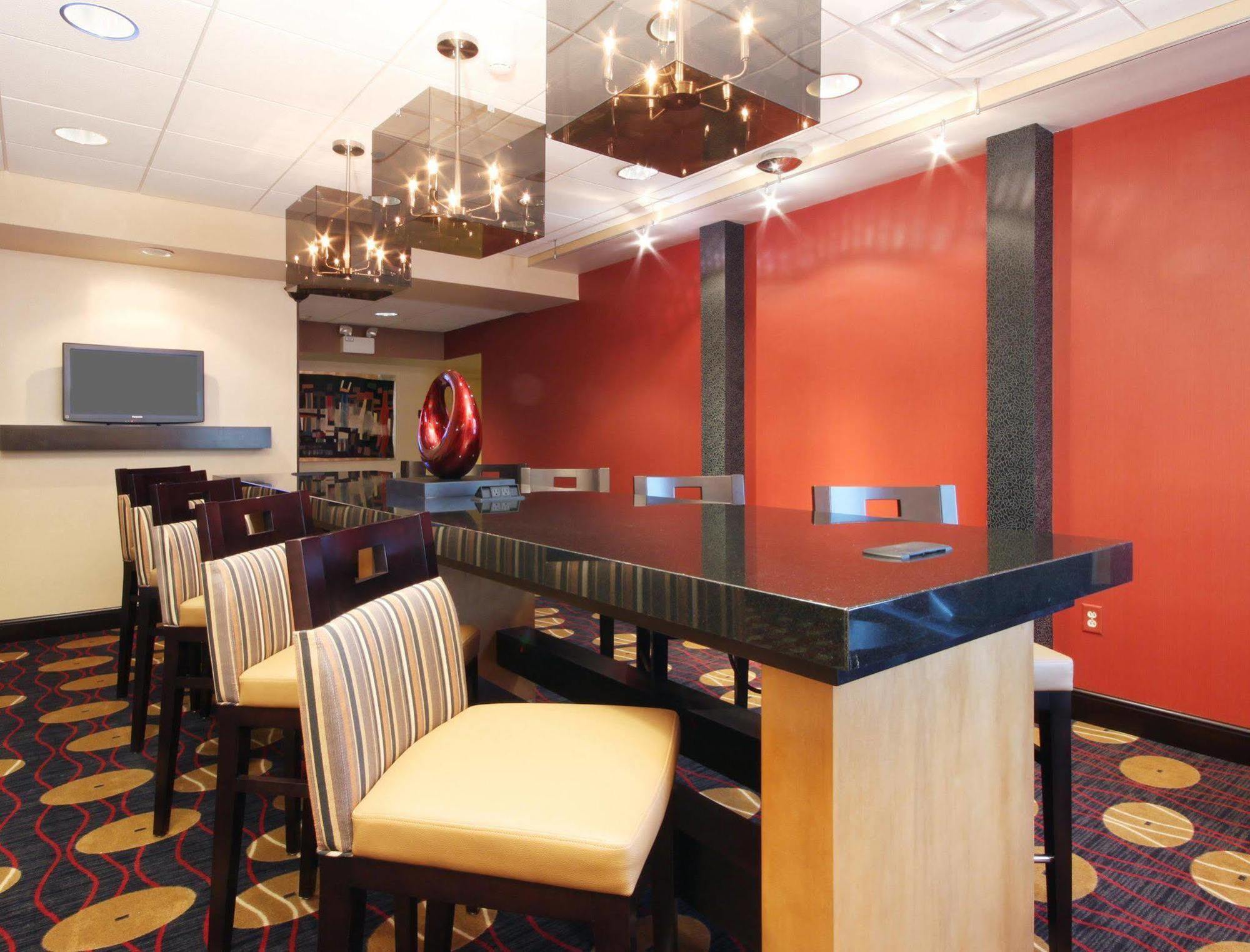 Holiday Inn Express Hotel & Suites Urbana-Champaign-U Of I Area By Ihg Екстериор снимка