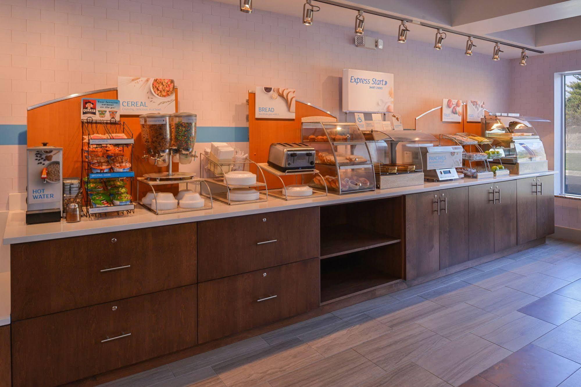 Holiday Inn Express Hotel & Suites Urbana-Champaign-U Of I Area By Ihg Екстериор снимка